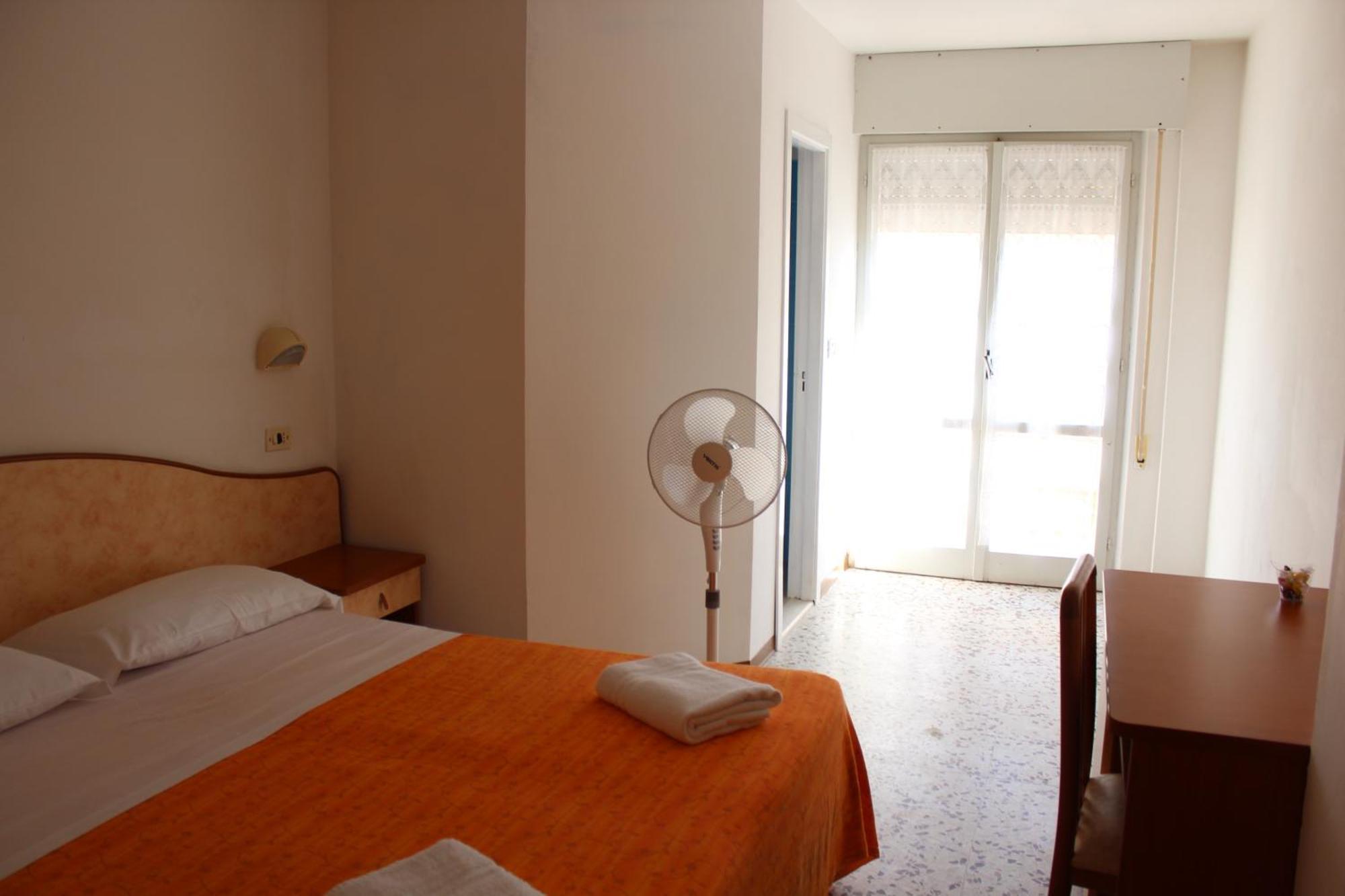 Hotel Holiday Misano Adriatico Zimmer foto