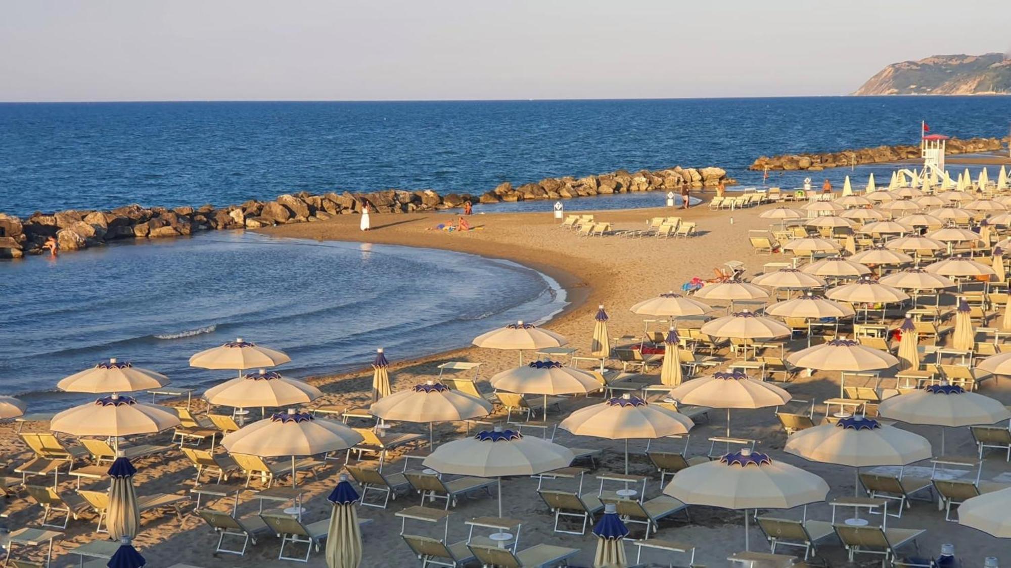 Hotel Holiday Misano Adriatico Exterior foto